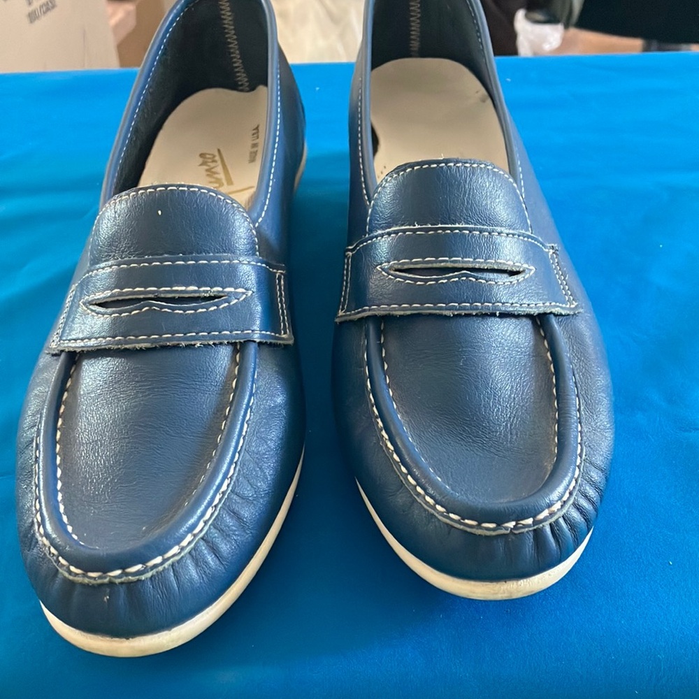 FINAL MARKDOWN Women's Munro Blue Loafers 8